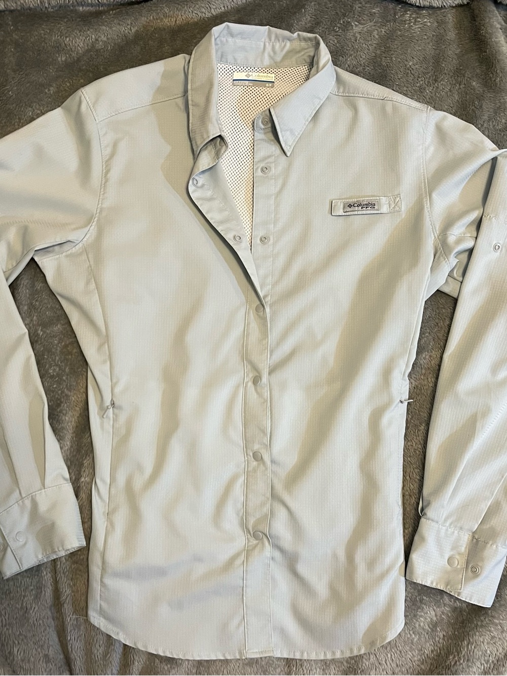 Columbia Women’s Light Gray Long Sleeve Button-Down Shirt